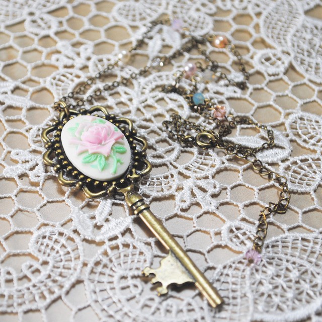 Necklace 此れは秘密の花園の鍵 淡紅藤 Halco Room