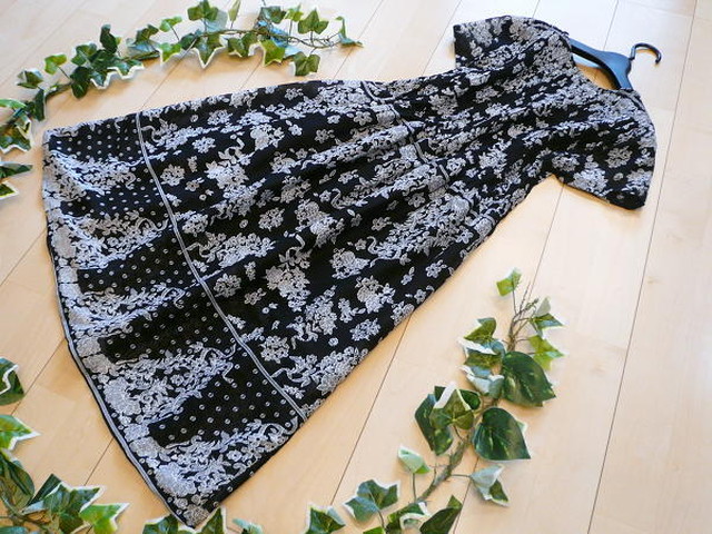 新品 4869 L インド綿100 ヨーロピアン風柄 ワンピース 黒系 シャーリング 半袖 裏地あり 大人の夏スタイル Enjoy Clothes