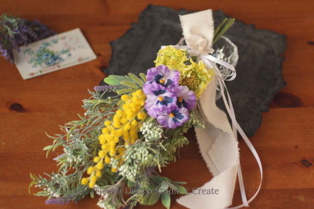 春のお花とミモザのスワッグ Yellow アーティフィシャルフラワー パンジー スワッグ 春色 ラベンダー スカビオサ 花雑貨 Flower Design Studio K Create