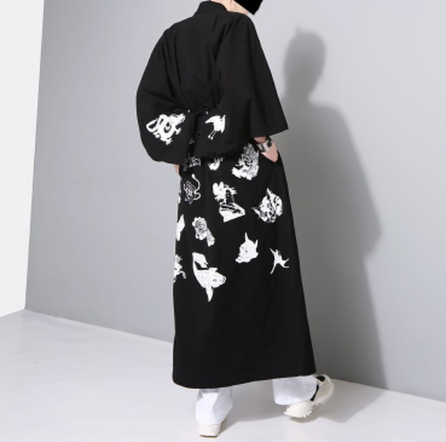 浮世絵柄 妖怪柄 着物風 着物プリント ロングジャケット ガウン ロング ジャケット カーディガン 黒 ブラック 白 ホワイト モード系 ゴシック 原宿系 和風 レディース メンズ ユニセックス コスプレ パーティ 個性的 目を惹く おしゃれ Rmd13 Top Mode