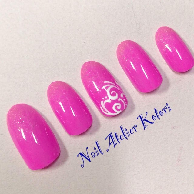 ショッキングピンクのハートネイル Nail Atelier Kotori ネイルチップ販売 アートチップ