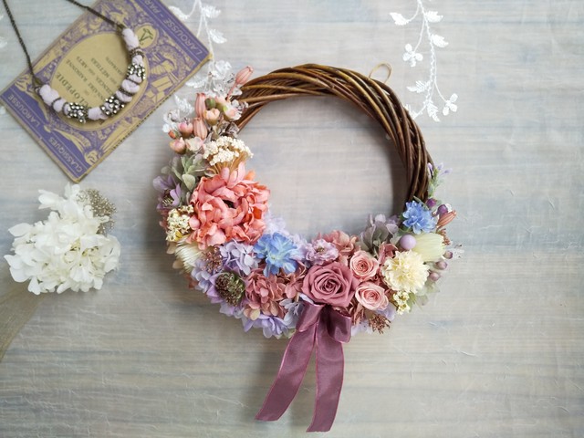 Lune Bonheur Saumon Elegant ハーフムーンリース プリザーブドフラワー リース お花 ギフト 結婚祝い 記念日 新築祝い お誕生日祝い 春の新作 Atelier Henriette プリザーブドフラワーとフランスアンティークのお店 アトリエアンリエット
