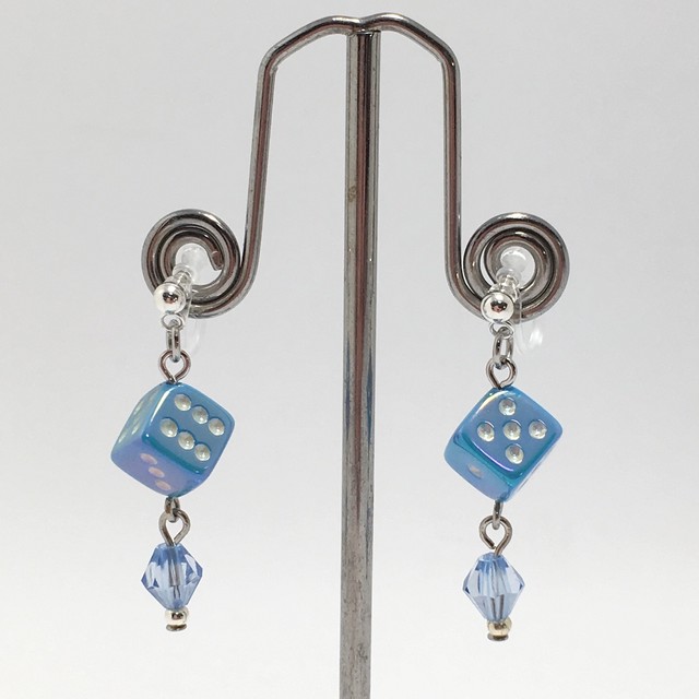 Miniダイス イヤリング 金属アレルギー対応 ｋｉｎｇ ｑｕｅｅｎ