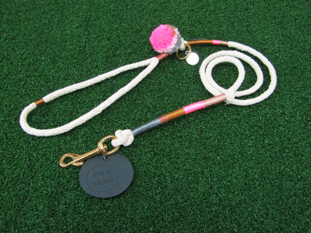 ドッグリード/ロープ/ナチュラルホワイト/ボンボン/ゴールド金具【ホッとするブラウン系の巻き糸を多く使い、蛍光ピンクとのバランス◎!!】【ハワイ】