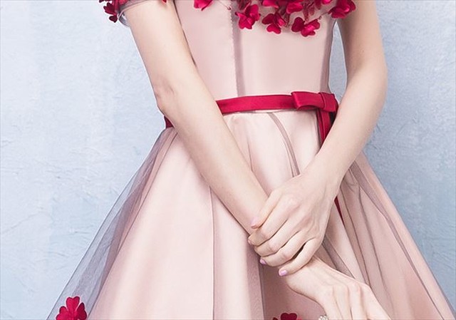 国内即納 即日配送 パーティードレス レッド 赤 立体 花柄 オフショルダー ディップヘム ミディアム ワンピース ワンピ フォーマル ミニドレス カラードレス セレモニー 代 30代 ドレス 二次会 花嫁 キャバ 演奏会 お呼ばれ 結婚式 ゲストドレス Aライン レディース