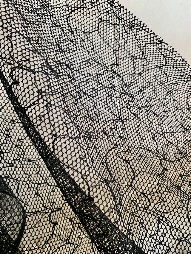 透け感のあるネットに花柄輪郭のみのシンプルな洗えるレース 黒 Nobees