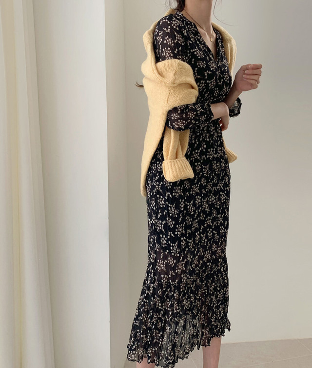小花柄のプリーツワンピース プリーツワンピース 花柄 レトロ レディース 10代 20代 30代 40代 アラサー アラフォー ハイウエスト ウエストマーク 脚長効果 シフォン ロング丈 マキシ丈 長袖 タイト きれいめ オフィス Vネック オレンジ ブラック ワンサイズ Rb Z07 00034