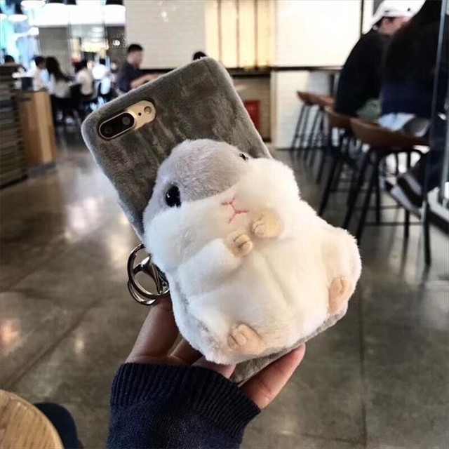 Iphoneケース ハムスター もこもこ ボア ぬいぐるみ 個性的 おもしろい かわいい カバー スマホケース ピンク グレー イエロー 6 6s 6plus 7 8 7plus 8plus X Xs Xsmax Xr 11 11pro 11promax レディース プレゼント インスタ映え 大人可愛い 取寄 発送目安14 21日営業