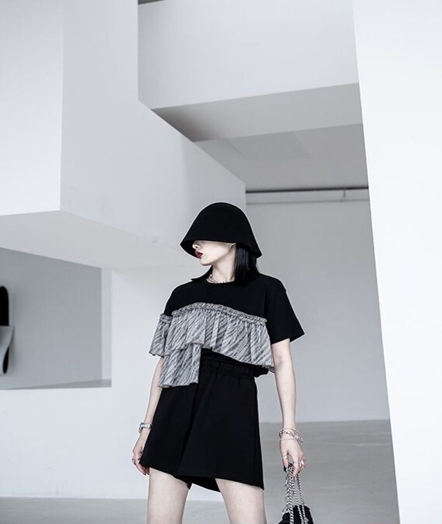 Top Mode 胸元フリルトップス トップス Tシャツ フリル 半袖 胸元 デザイン レディース 個性的 おしゃれ シック トレンド クール モダン インパクト 大人かわいい 大人かっこいい モノトーン モード系 体系カバー 着痩せ Cool 灰 グレー 黒 ブラック Lon384 Top Mode