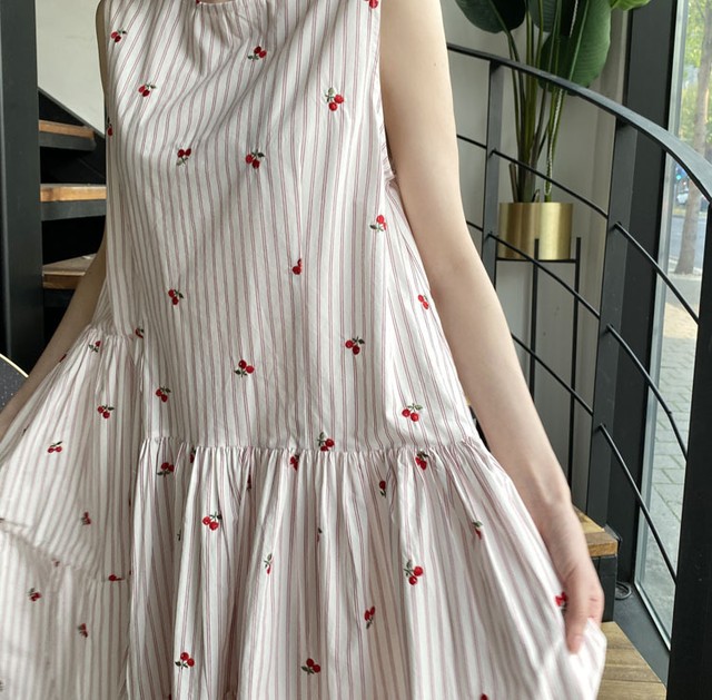 送料無料 2色 さくらんぼ ストライプ ティアードワンピ ノースリーブワンピース ロングワンピース ロング丈 マキシワンピース マキシ丈 フレア ワンピース フレアシルエット ティアードワンピース ゆったり ゆったりワンピース 体型カバー りぼん リボン バックコンシャス