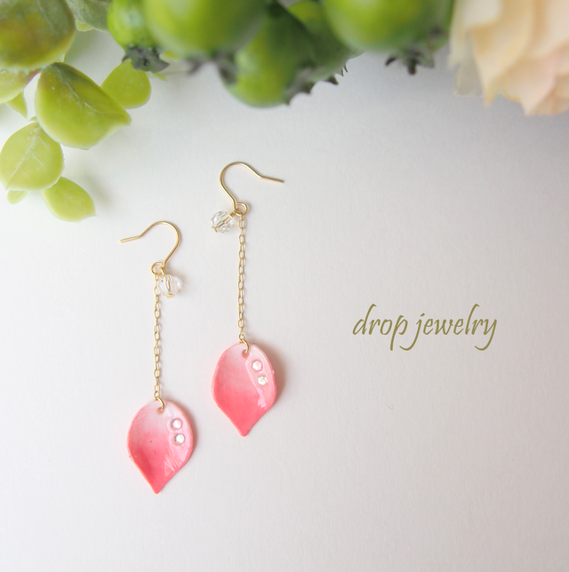 ひとひらの花びらとスワロフスキーの雫が揺れるピアス Drop Jewelry ドロップジュエリー