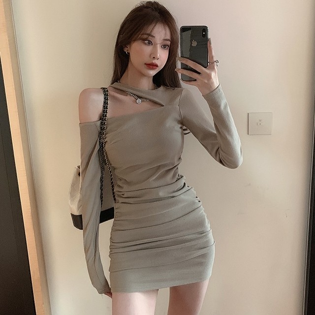 送料無料 ワンピース ミニワンピース ミニ チューカーネック ワンショル ワンショルダー オープンショルダー カットアウト 肌見せ セクシー スリム タイト ボディコンシャス サイドギャザー 長袖 おしゃれ シンプル 無地 ニュアンスカラー 2色展開 カーキ ベージュ