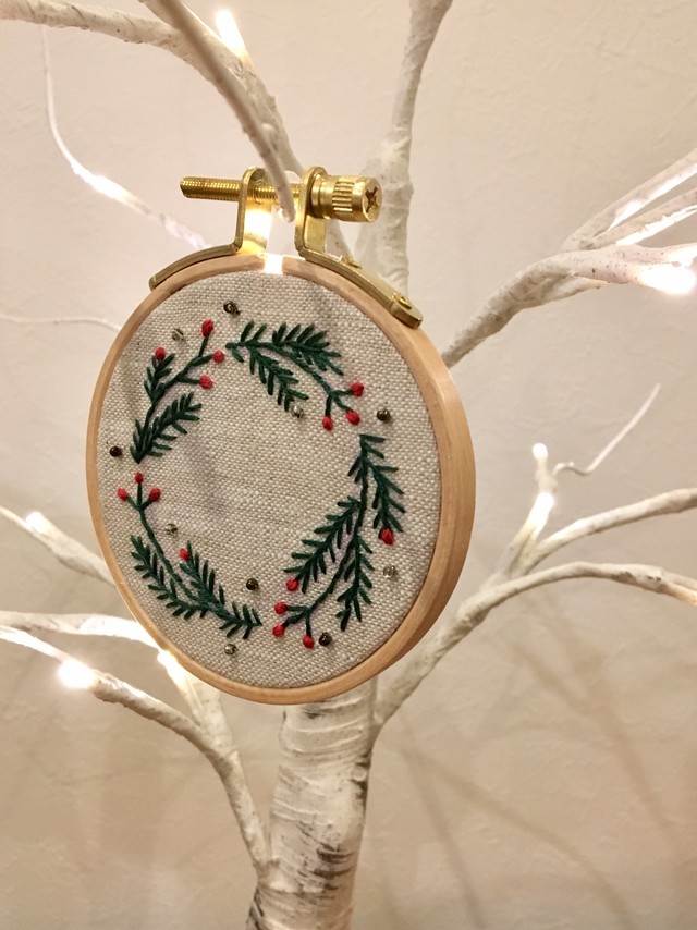 刺繍枠で飾るクリスマス 赤い実のリース 小 Ankenta