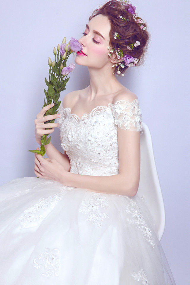 古典 フラワーレースのウェディングドレス プリンセスラインにチュールを重ねて華やかに ホワイト ウェディング 結婚式 披露宴 N216 ウエディングドレス
