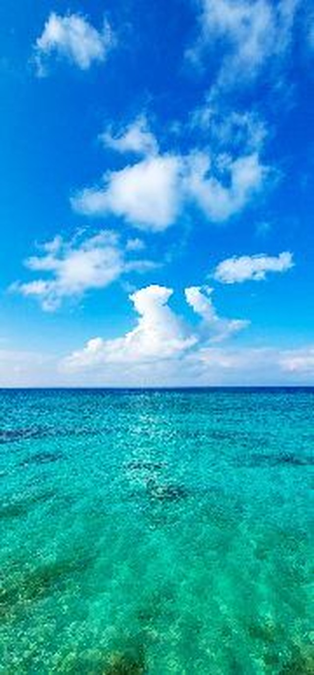 沖縄の青い海 青い空 白い雲 ターコイズブルー 壁紙 スマホ待ち受け画像 アイホン Iphone 12 Pro Max Galaxy Note Ultra Oki Para