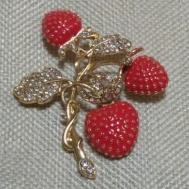 可愛い いちご ストロベリー フルーツ ブローチ 輸入雑貨のお店アカシヤ