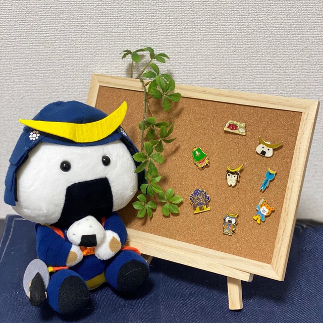 むすび丸 ピンバッチ甲冑 Am Base