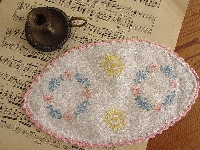 ガーリーなパステルカラー パステルカラーのピンクや黄色 水色のお花の手刺繍 ドイリー ヴィンテージ ドイツ Markt