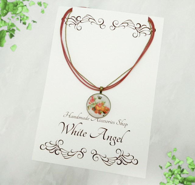 １点もの 花柄ペンダントトップの皮ひもネックレス きれいめデザインの手作りアクセサリーショップwhite Angel