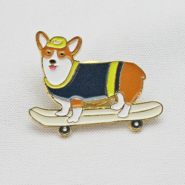 Daily Badge ウェルシュコーギーピンバッジ Play Corgi スケボー ブローチ 犬グッズ Corgi 肉球雑貨ホワイトアンドピーチ
