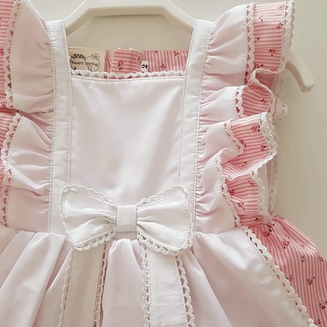 在庫80 仕立屋コラボ ストライプローズ ピンク エプロンワンピース Heart Spring スモッキングワンピースと可愛い子供服