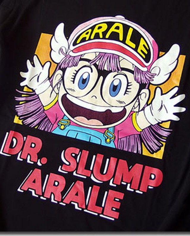 半袖 Tシャツ カットソー トップス メンズファッション アニメ Drスランプ アラレちゃん イラスト 可愛い Araleプリント 懐かしい プリント んちゃ 英字ロゴ 街中でも目立つ 正規ライセンス並行輸入商品 プリントネーム 首元スッキリ 1004 Eplus922 Tre Fiore