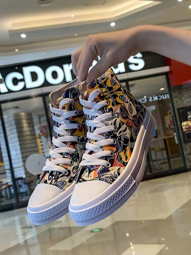 派手可愛い 個性派インパクト大なスニーカー Moms