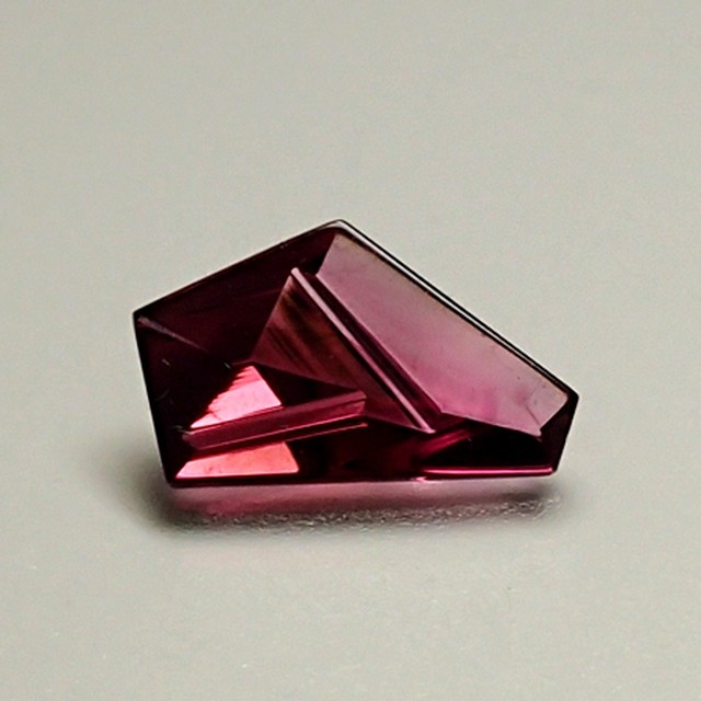 赤 ピンク 紫の宝石 Verdelite