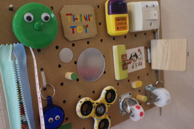 ミニ Busy Board ビジーボード 知育おもちゃ 壁面取付簡単 モンテッソーリ教育 Sensory Board Bruinup Toys カラフル Think Toy