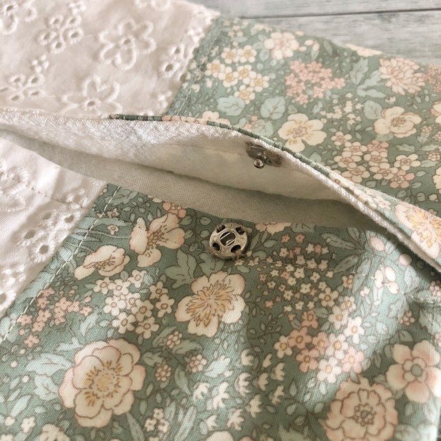 ハンドメイド グリーン花柄と花柄刺繍のboxティッシュケース Daisy Daisy Eiz