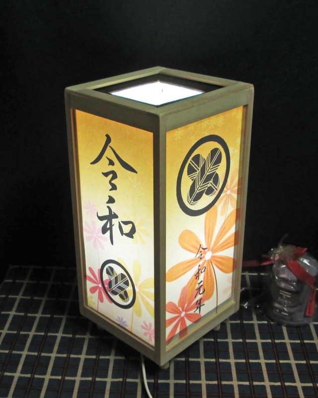 令和元年 花びら舞扇 家紋 丸に違い鷹の羽 飾りライトスタンドの醍醐味を Shopｰyamada