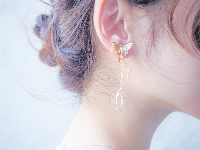 ティンカーベルと魔法の粉 蝶とビジューチェーンイヤリング ピアス 0 00 ゼロスリー