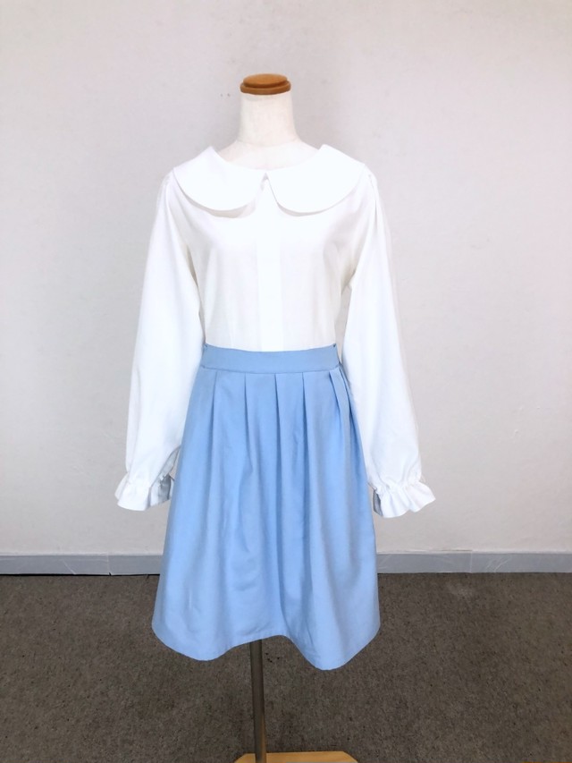 オフホワイトの長袖ブラウス モーニングスターブルーのフレアスカート ビジネスシーンで着たい清潔感あふれるバックリボン丸襟ワンピース 一点もの パステル 春 新学期 新年度 通勤 通学 白ブラウス パフスリーブ 上品 丸襟ワンピース専門店 アーデルハイド ビルケ