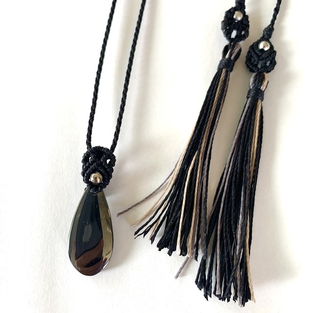 ヘマタイトのマクラメ編みネックレス Crescent 天然石アクセサリーとマクラメ編み教室
