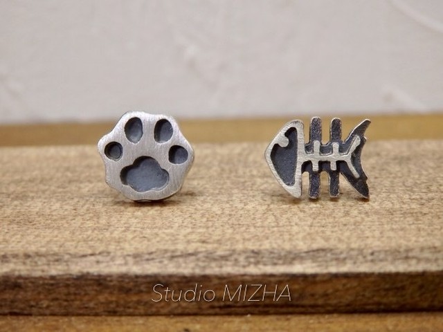 猫の足跡のピアス(ツマミ食いの痕跡)