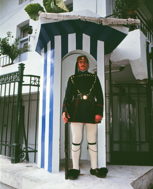 ギリシャ 民族服風の軍服を着た衛兵 Guards Soldier Greece Yumemirutanuki