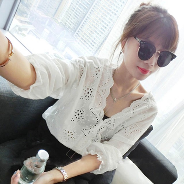 大人可愛いブラウス ブラウス 白 長袖 スカラ刺しゅう 刺しゅうレースブラウス レディースvネック 五分袖 ブラウス 透け感 トップス 春夏 ネット通販 購入 激安 10代 代 30代 40代 春 夏 Roprot ロプロット ファッション レディースアパレル販売 ギフトショップ