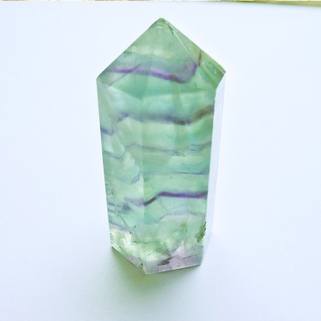 エンジェルフェザー マーブルストライプ 六角柱 天使の羽 石花蛍石 フローライト 鉱物 天然石 Fluorite Backlane