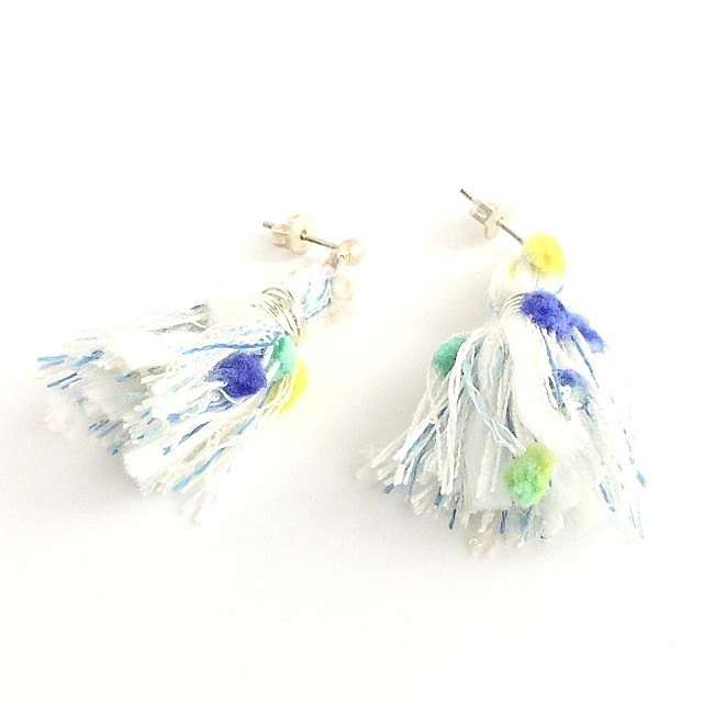 引き揃え糸のタッセルピアスとイヤリング ブルー Manon