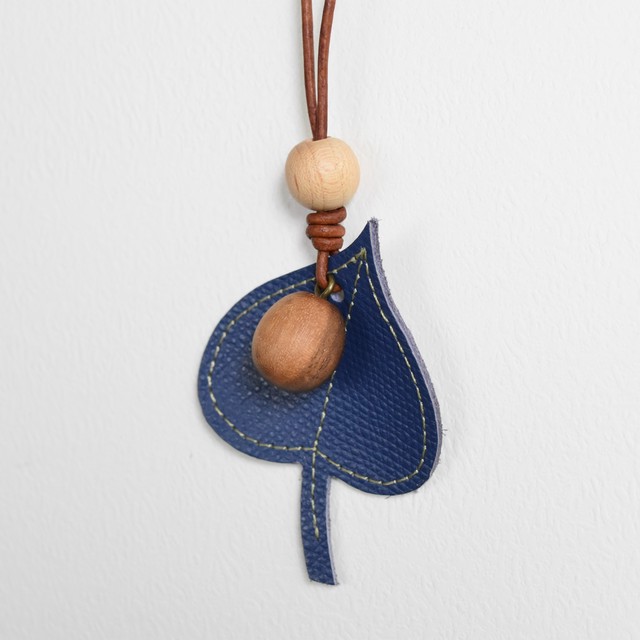 森のペンダント 一点もの 28 青 木の実 Tanakagu