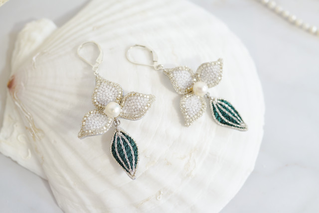 【刺繍ジュエリー】 flower white✴︎ ▽注文時に、ゴールドかシルバーお選びいただけます。