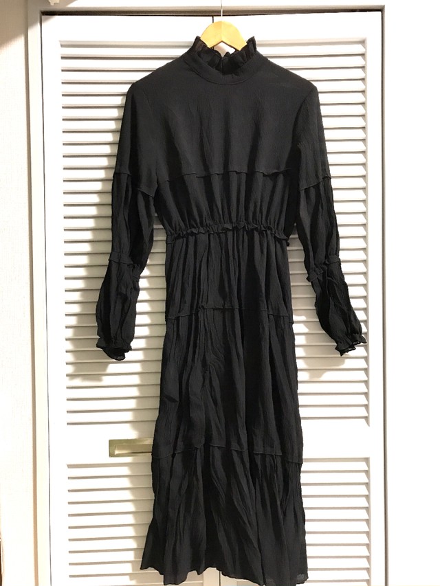 シワ加工のロングワンピース ブラック プチプラコーデのミカタ Kyasalon