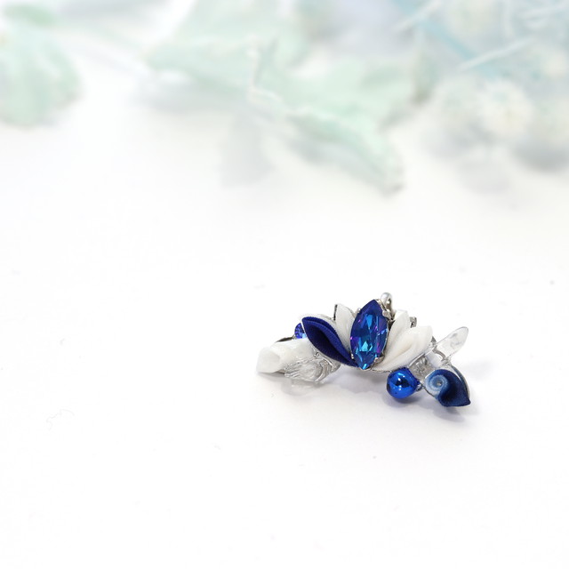 ２秒で可愛いイヤーカフ ロイヤルブルー 現代つまみ細工漣 Ren