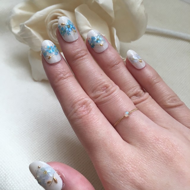 たっぷりシェルフラワーのブルーグラデーションネイル キラキラ ワイヤー 貝殻 ゴールド ブライダル カラードレス Ufu Nail Something Blue