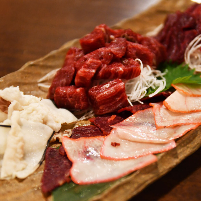 ２５ Off 通販サイトopen記念価格 鯨肉人気部位5種セット 上赤身 尾の身 上ベーコン さえずり さらしくじら 各100g 冷凍品 鯨 肉 鯨刺しの通販なら 鯨の胃袋 公式通販 希少部位多数