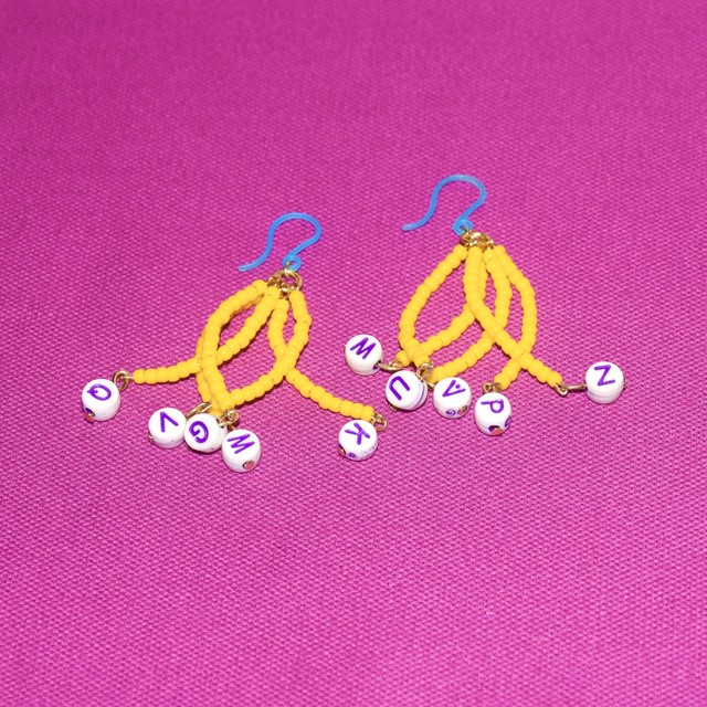 きんちゃく屋さんのゆらゆらアルファベットビーズピアス きんちゃく屋さん