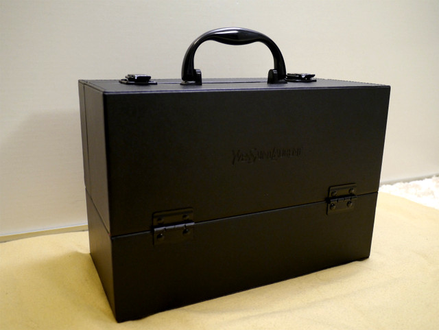 新品同様 Yvessaintlaurent イヴサンローラン バニティバッグ 化粧品ケース メイクbox 内側のピンクが可愛い使い勝手抜群のマルチケース Dearlive Tokyo ディアライブ東京