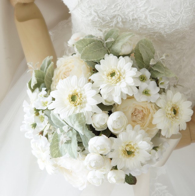 ガーベラとラナンキュラスのホワイトブーケ ナチュラルウェディングブーケブートニア 挙式ブーケ クラッチブーケ ミント 白グリーン はなまもり
