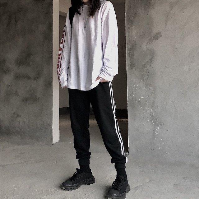 送料無料 スポーティカジュアルで軽やかコーデ レディース トップス Tシャツ ロングtシャツ 長袖 ラウンドネック ロングスリーブ ロゴ入り シンプル 無地 ゆったり 体型カバー カジュアル デイリー 通学 秋冬 ブラック ホワイト Melty Alice