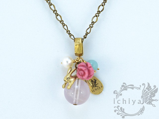 玉のりうさぎネックレス ローズクォーツ ロードナイト アマゾナイト パール 真鍮製 うさぎと花のアクセサリー